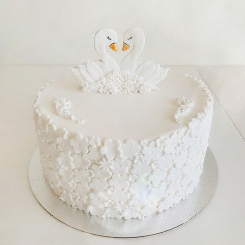 Одноярусный торт на свадьбу с лебедями