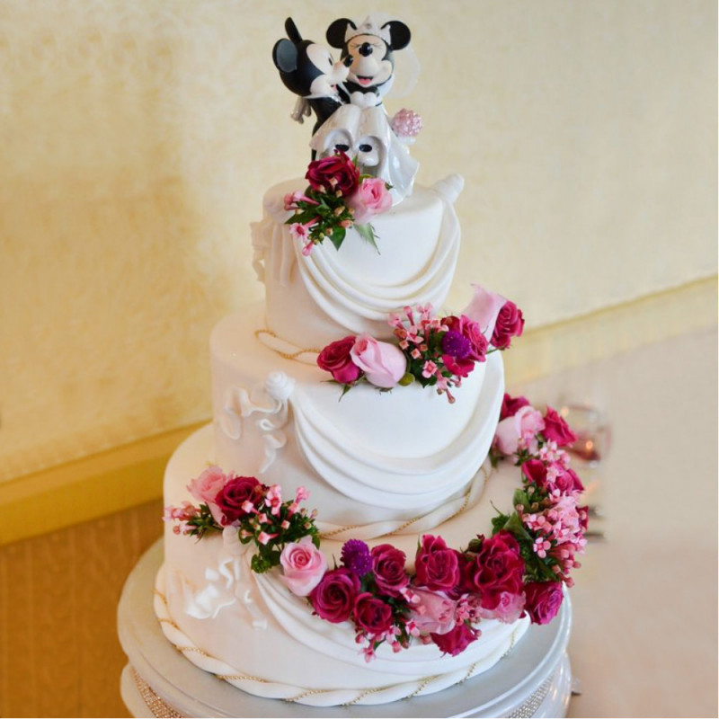 Прикольный свадебный торт с женихом и невестой