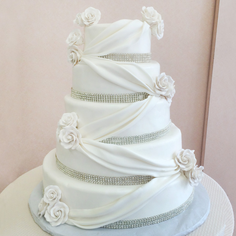 Торт с драпировкой и розами на свадьбу