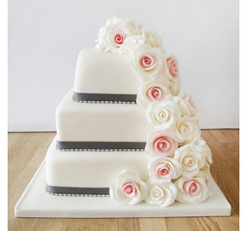 Свадебный торт с цветами и лентами