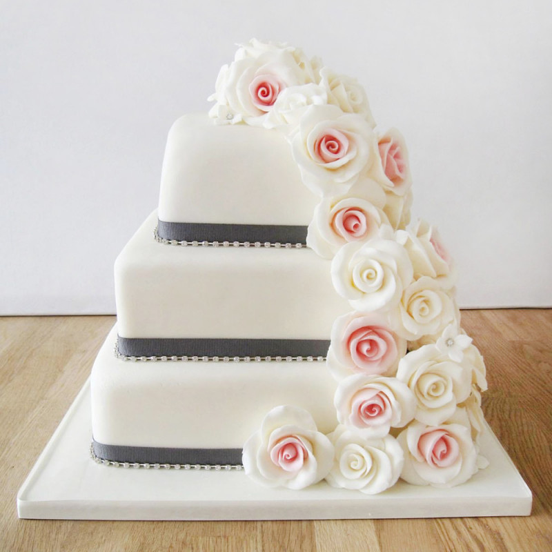 Свадебный торт с цветами и лентами