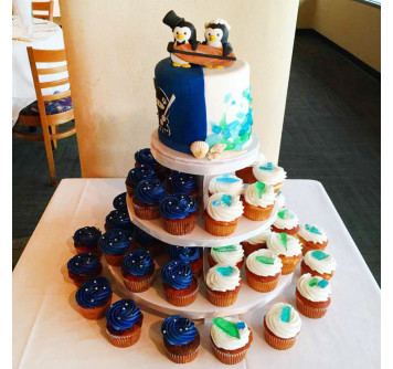 Свадебный торт в морском стиле с капкейками