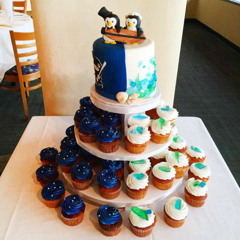 Свадебный торт в морском стиле с капкейками