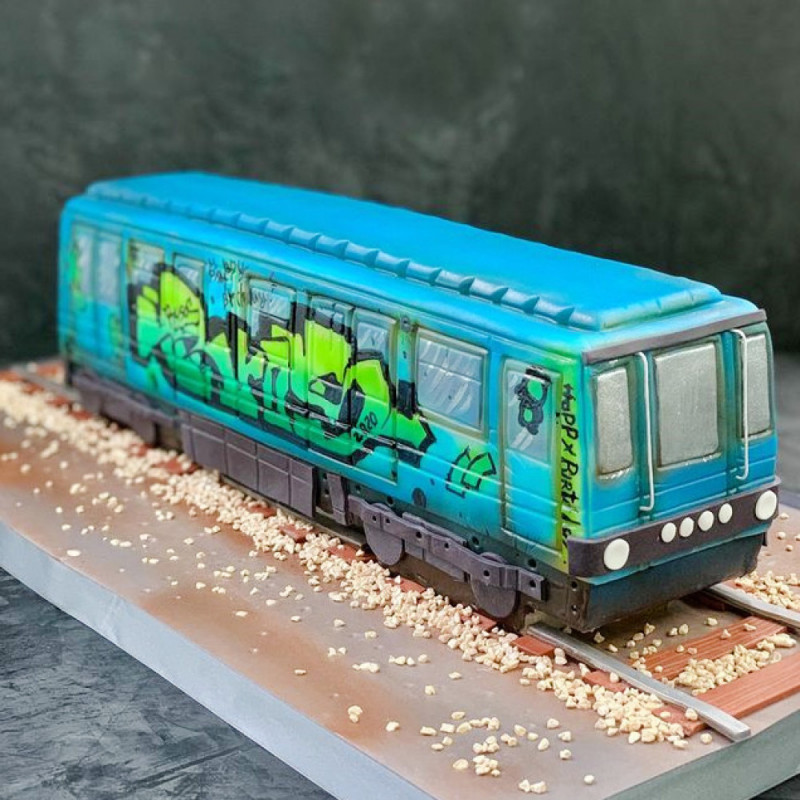 Торт вагон метро с граффити