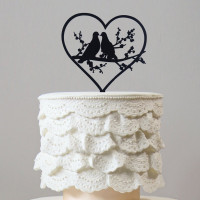 Свадебный торт с силуэтами голубей