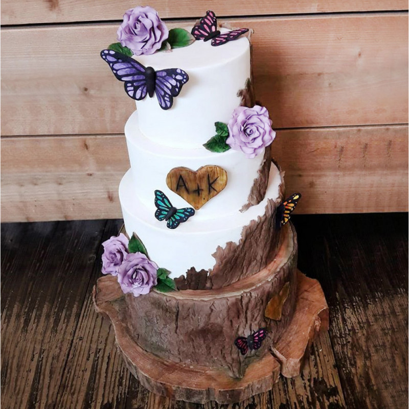 Свадебный торт с бабочками и цветами