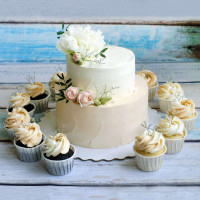 Кремовый двухъярусный торт с капкейками