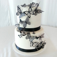 Белый свадебный торт с черными бабочками
