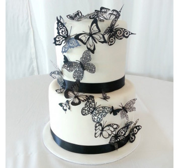 Белый свадебный торт с черными бабочками