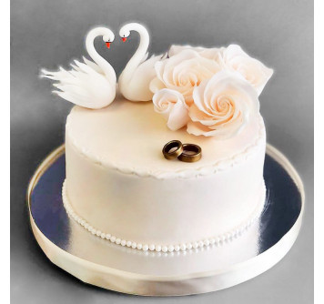 Свадебный торт с кольцами и лебедями