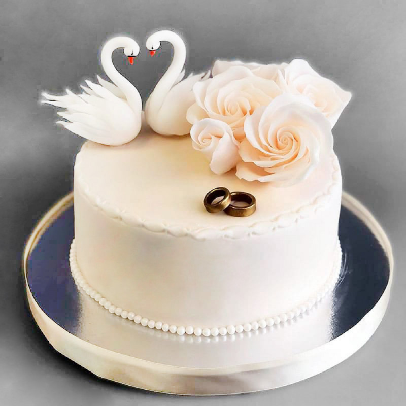 Свадебный торт с кольцами и лебедями