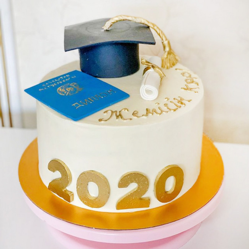 Торт с дипломом и шапкой выпускника