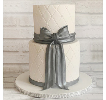 Двухъярусный свадебный торт с бантом