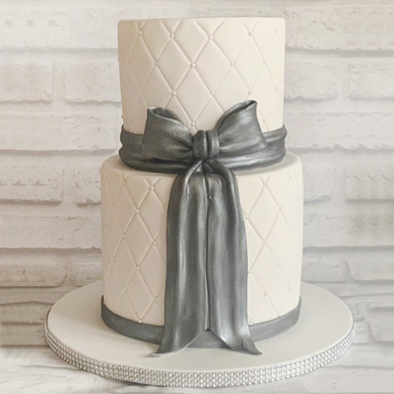 Двухъярусный свадебный торт с бантом