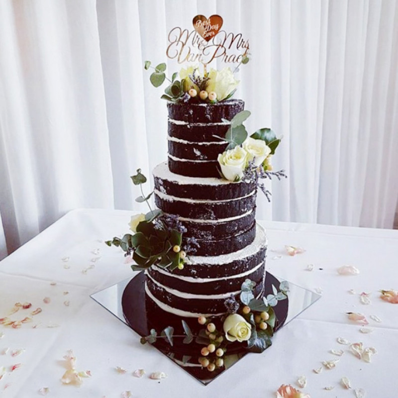 Свадебный торт с открытыми шоколадными коржами