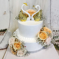 Свадебный торт с золотыми лебедями