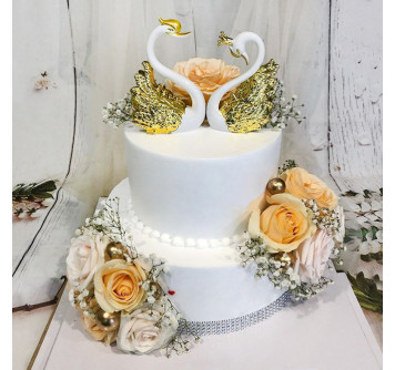 Свадебный торт с золотыми лебедями