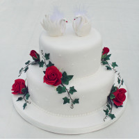 Двухъярусный торт свадебный с лебедями