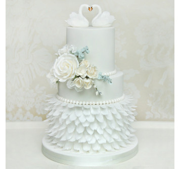 Свадебный торт трехъярусный с лебедями