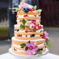 Свадебный торт с цветами и ягодами