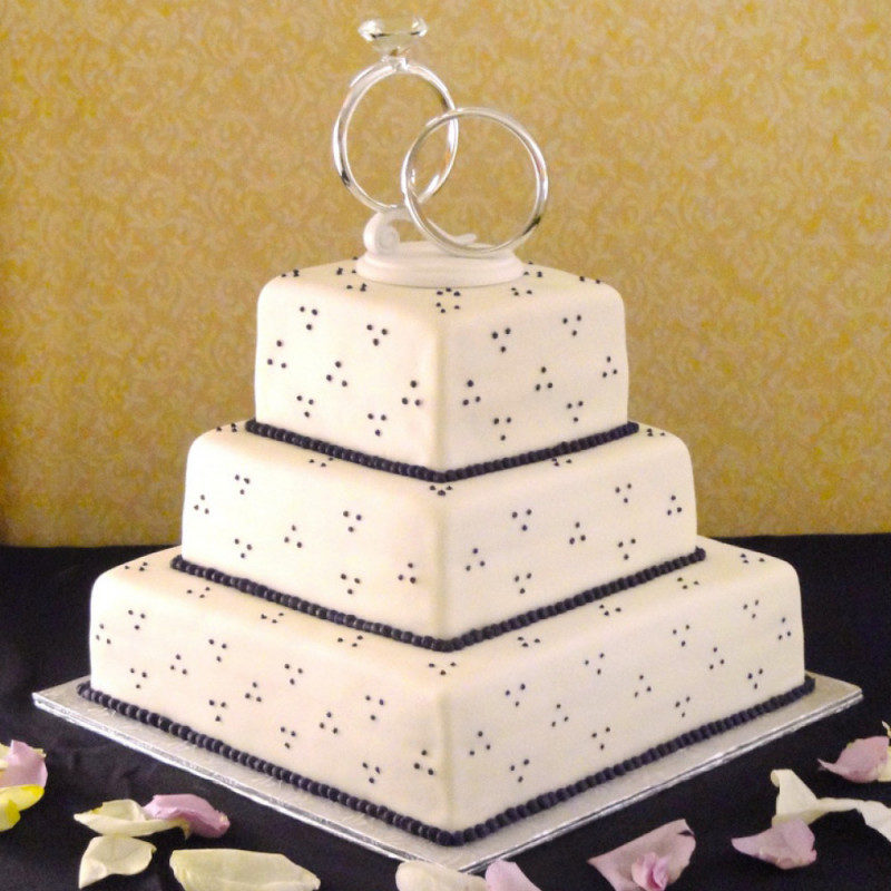 Свадебный торт с кольцами и инициалами