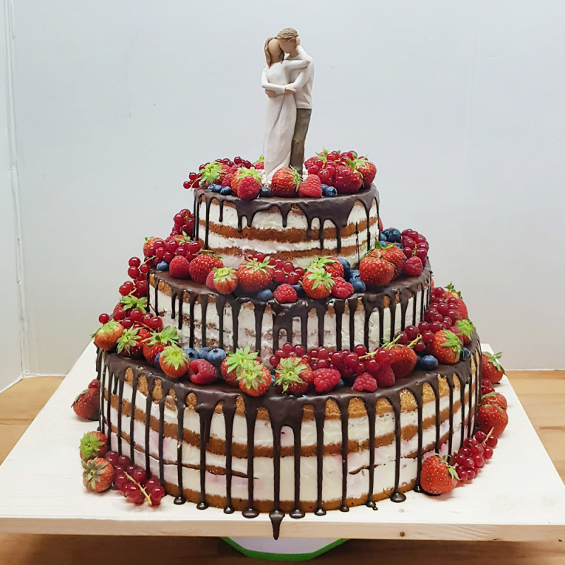 Открытый свадебный торт с фигурками жениха и невесты