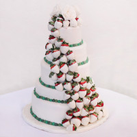 Свадебный торт с клубникой в белом шоколаде