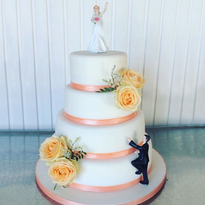 Торт с прикольными фигурками жениха и невесты