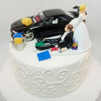 Свадебный торт с машиной и фигурками молодожен
