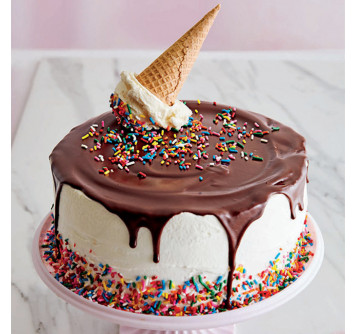 Торт с рожком от мороженого и конфетами