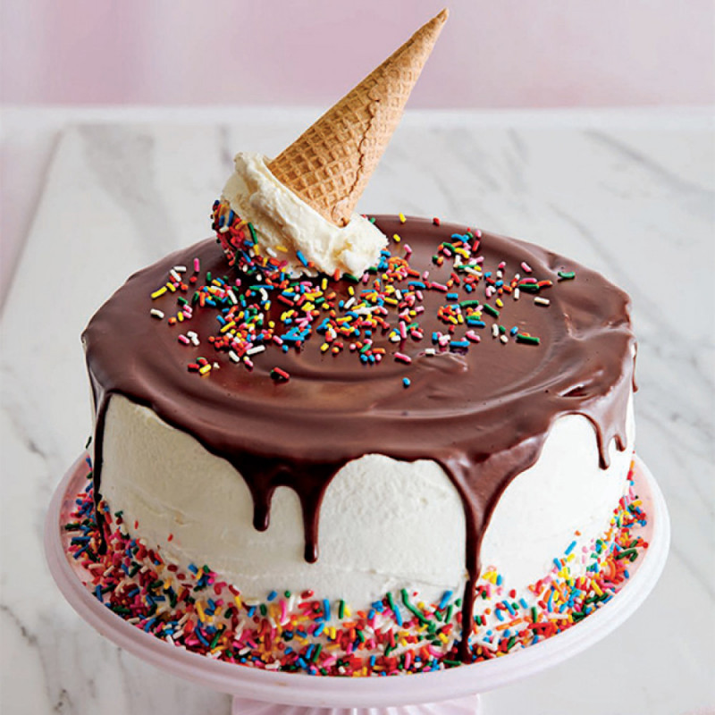 Торт с рожком от мороженого и конфетами