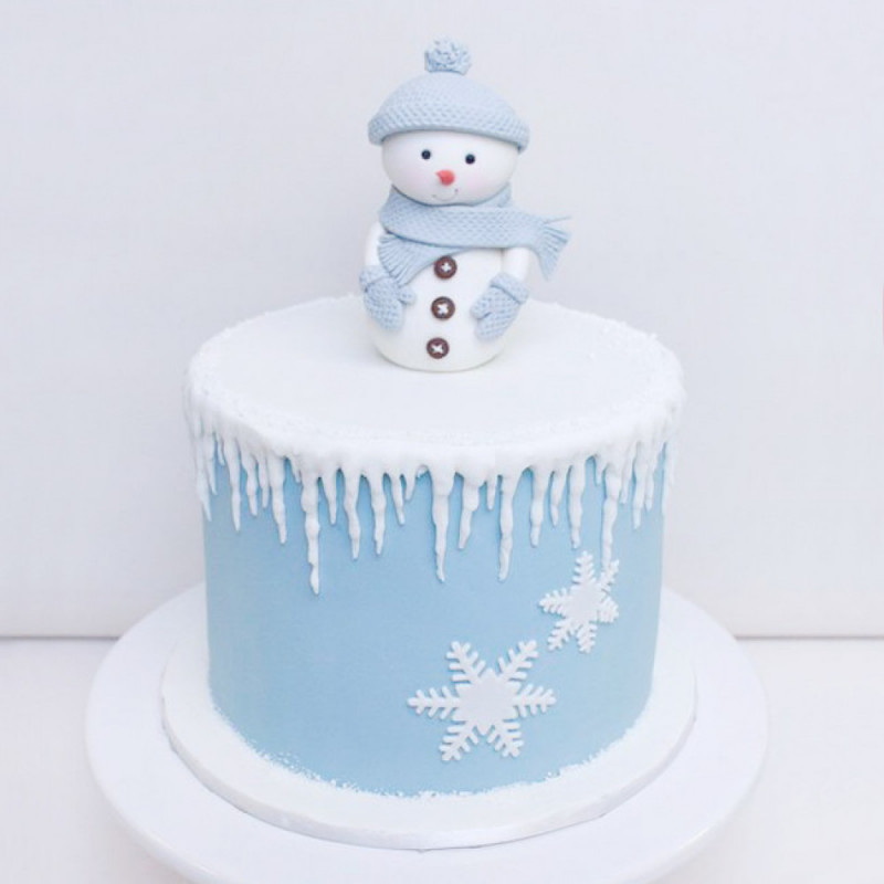Торт с фигуркой снеговика
