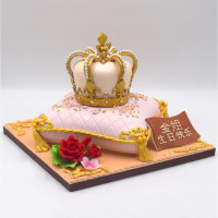 Торт в виде подушки с короной