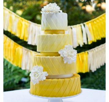 Свадебный торт омбре желто-белый