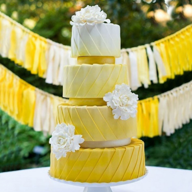 Свадебный торт омбре желто-белый