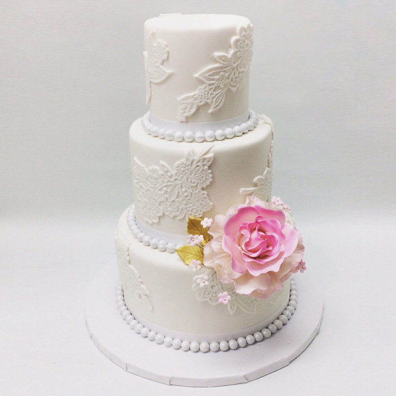 Свадебный белый торт с белым кружевом