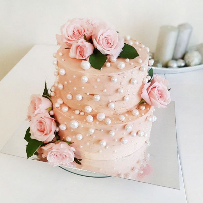 Свадебный торт с розами и жемчугом