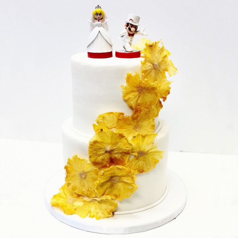 Свадебный торт с мультяшными фигурками