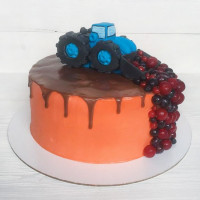 Торт с трактором, ягодами и шоколадом