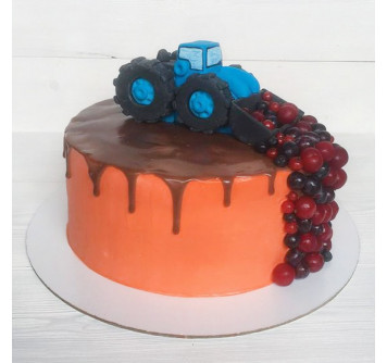 Торт с трактором, ягодами и шоколадом