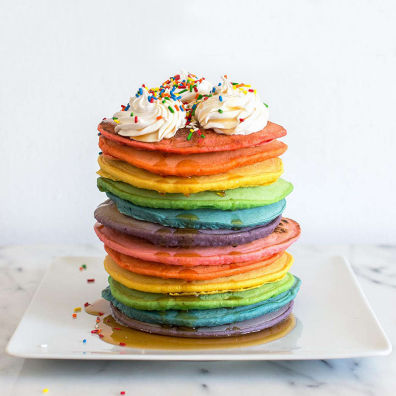 Блинный торт с разноцветными коржами