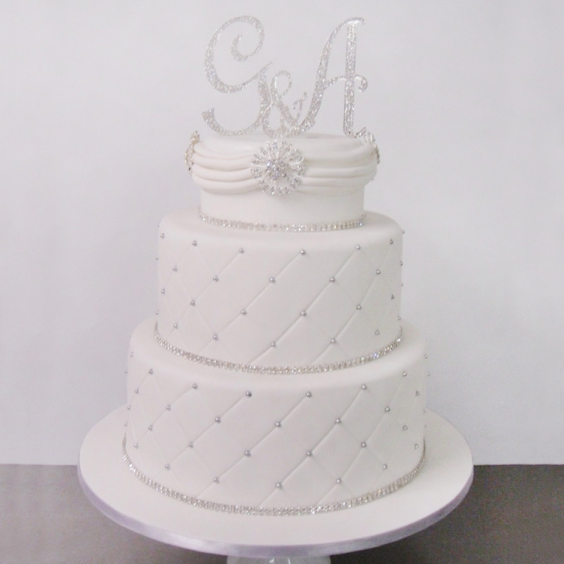 Свадебный торт с заглавными буквами имен молодоженов