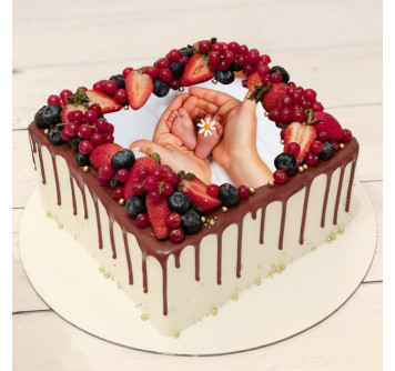 Торт на рождение ребенка с ягодами