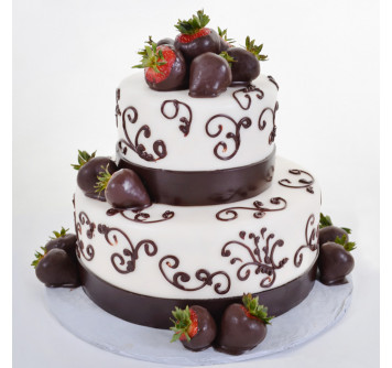 Свадебный торт с ягодами клубники