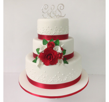 Торт с красными розами и свадебными лентами