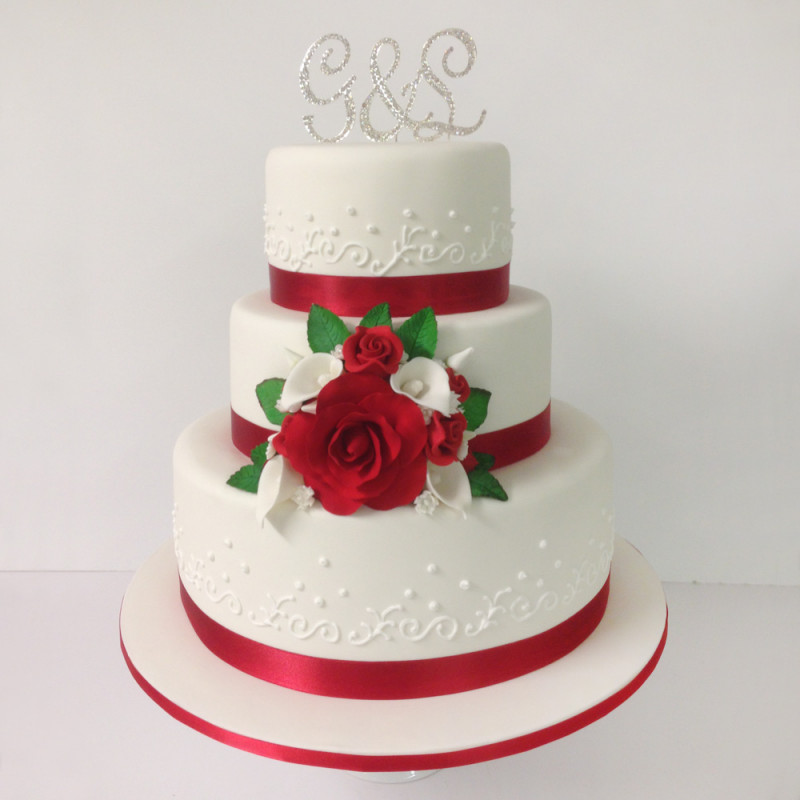Торт с красными розами и свадебными лентами