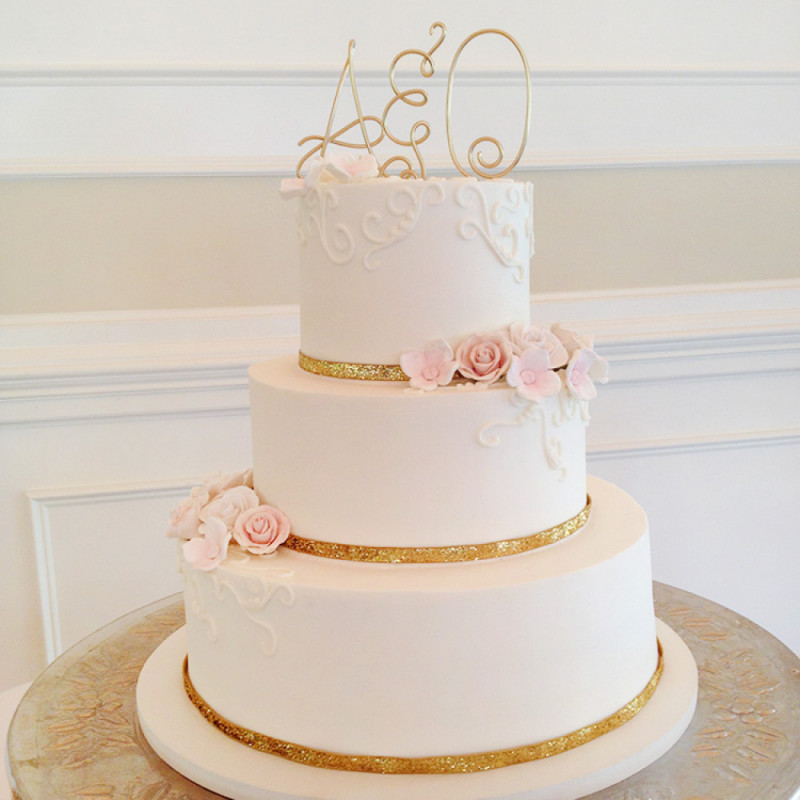 Свадебный торт с золотой лентой