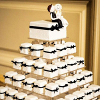 Торт в виде пирамиды из пирожных на свадьбу