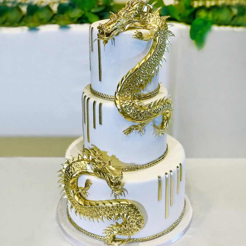 Свадебный торт с золотыми драконами