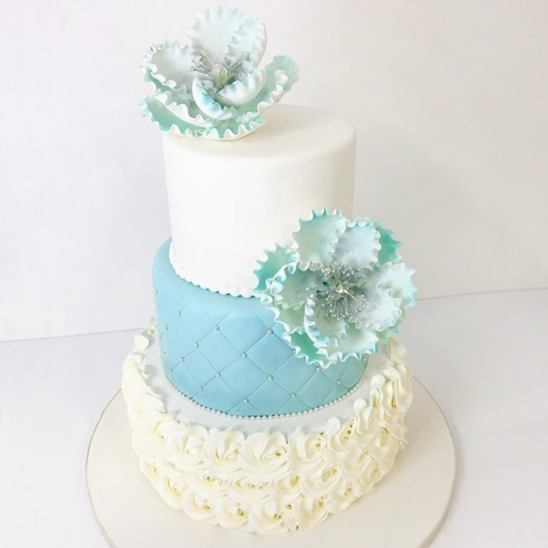 Свадебный торт с бусинами и цветами